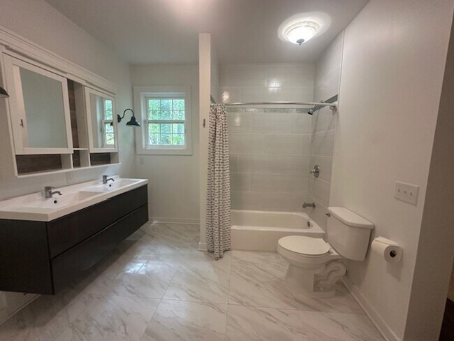Building Photo - Stunning 5-Bedroom Home in Germantown-Spac...
