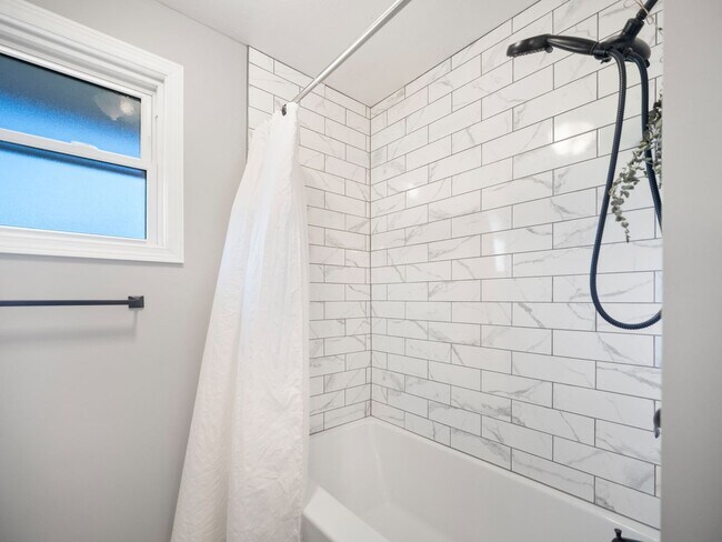 Building Photo - Spacious 4-Bedroom Pet-Friendly Home in North Spokane