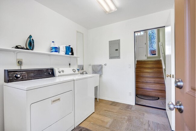 Building Photo - Single-family home with upstairs & downstairs rentals