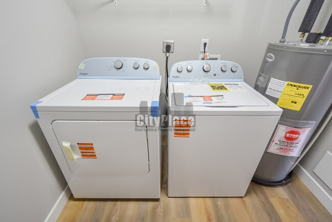 Building Photo - 2801 E Riverside Dr