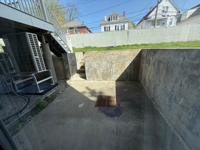 Building Photo - 154 North Beacon St