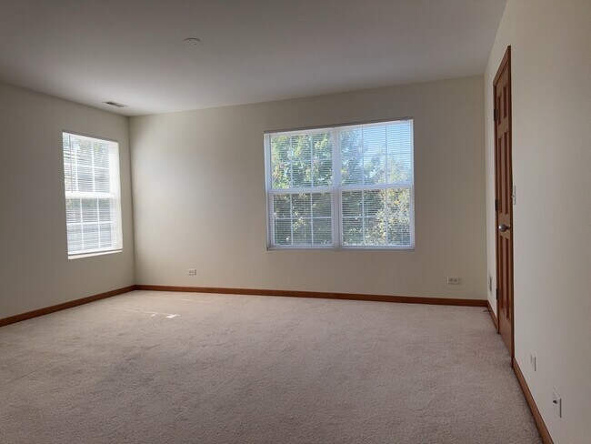 Building Photo - 2216 Evergreen Cir