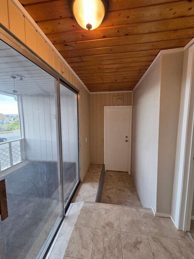 Building Photo - Orchards Home with a View