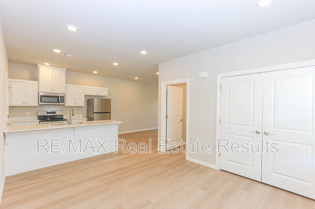 Building Photo - 1401 SW Poigai Wy