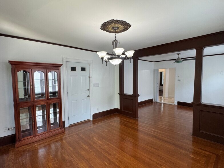Building Photo - 653 Pleasant Valley Pky