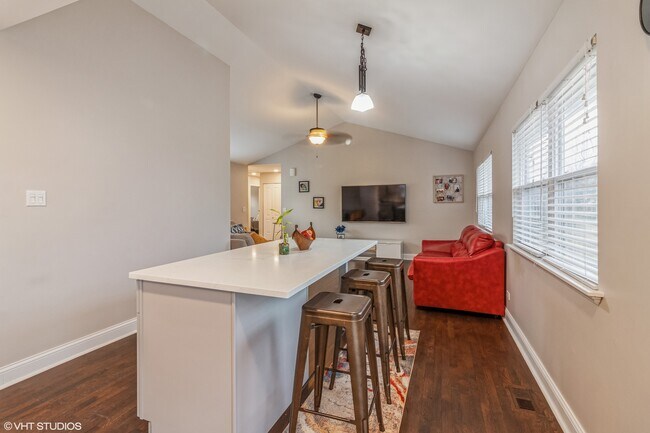 Building Photo - 2043 University Dr