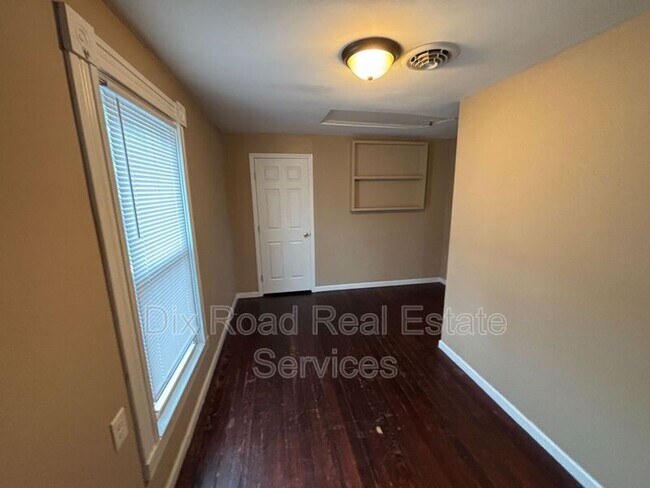 Building Photo - 411 Millikin St