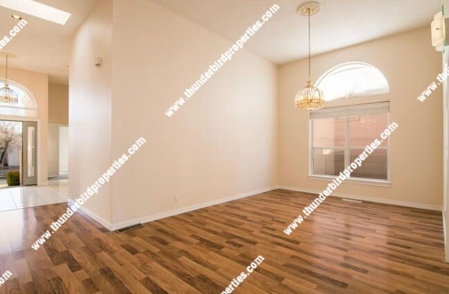 Building Photo - Tanoan Gated 3 bedroom, 2 bath home