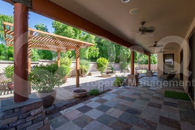 Building Photo - 1326 E Catamaran Dr