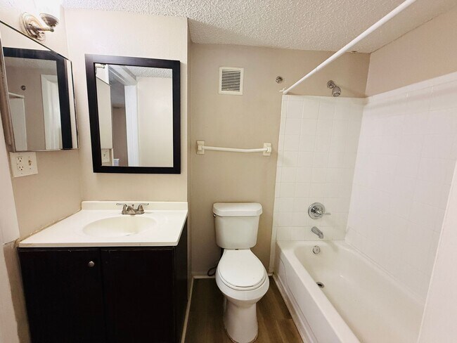 Building Photo - Charming 3 bedroom 1.5 bath condo for rent