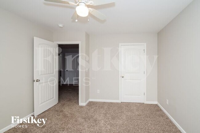 Building Photo - 210 Oakwell St