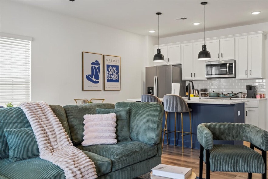 Building Photo - 8530 Steele Creek Pl Dr