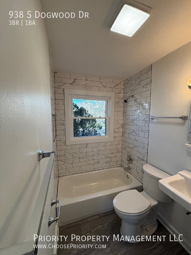 Building Photo - 938 S Dogwood Dr