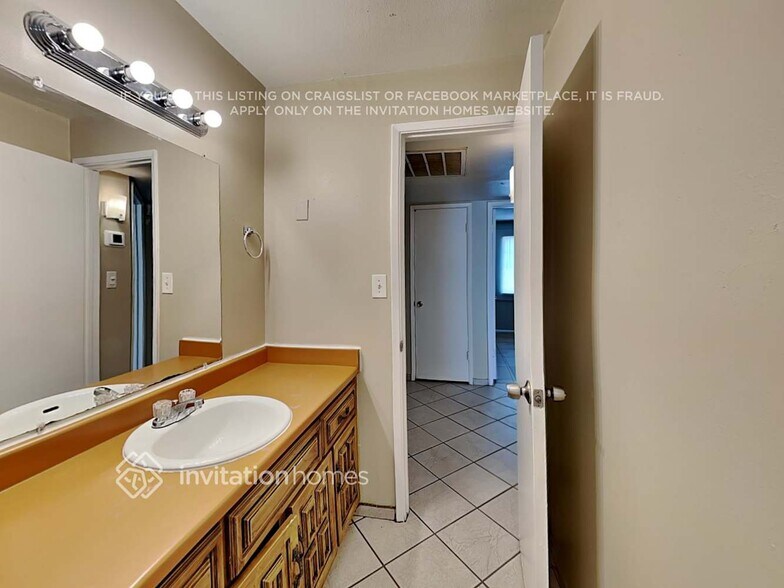 Building Photo - 4651 N 79th Dr