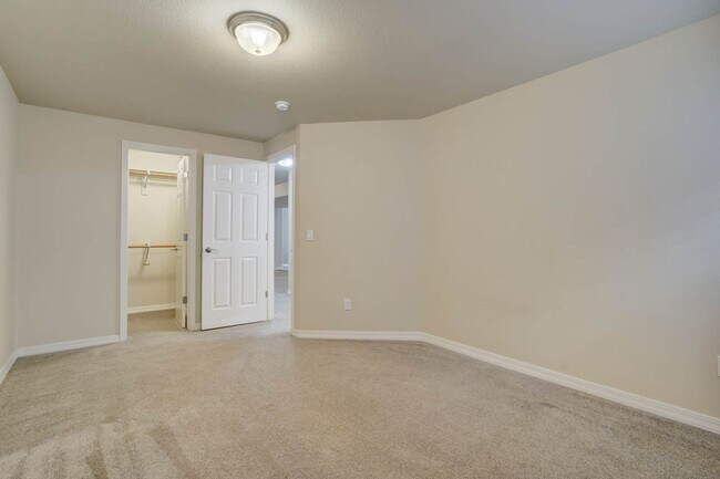 Building Photo - Main Level Living in Pine Creek...Views ar...