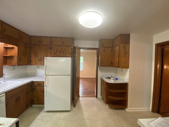 Building Photo - 2022 Woodbine Terrace NE