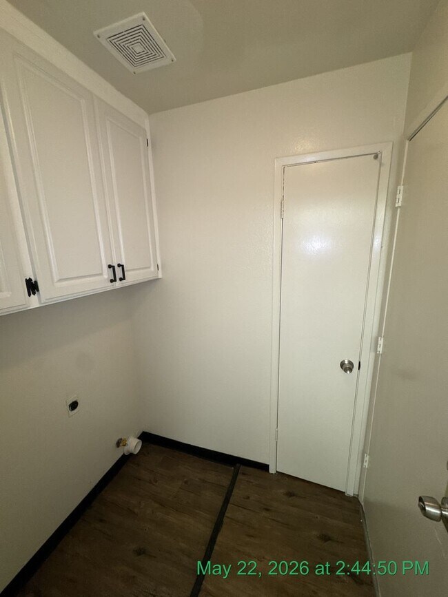 Building Photo - 1566