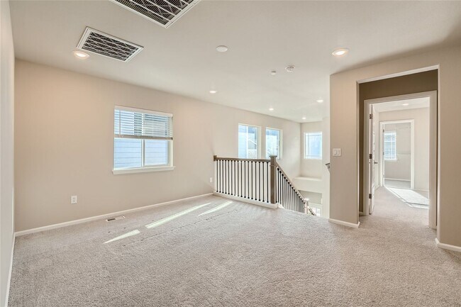 Building Photo - Stunning design and spacious floor plan nestled in the amazing Tahoma Ridge neighborhood.