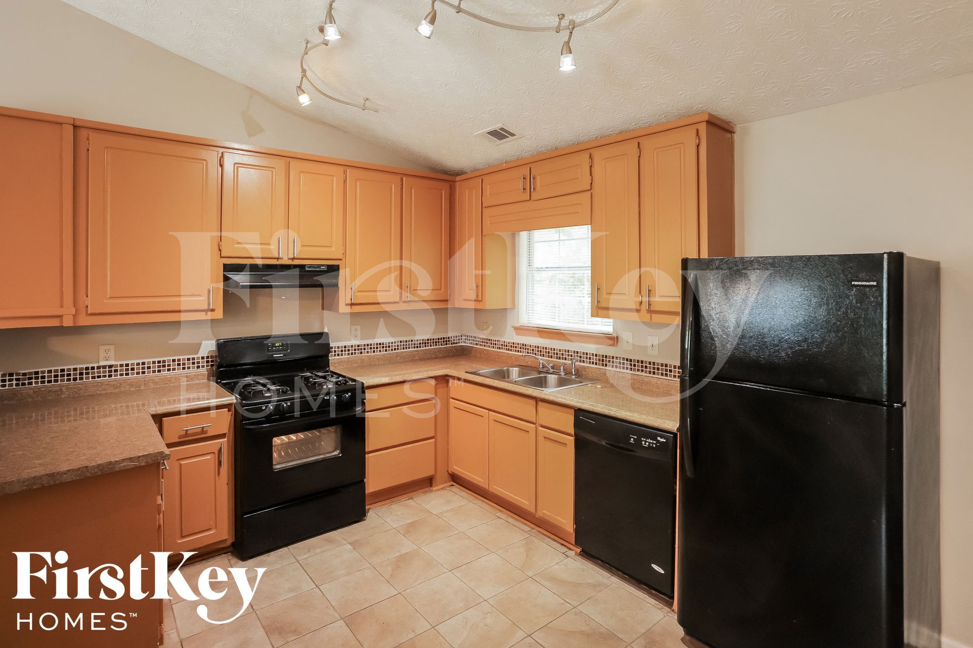 Building Photo - 480 E Lake Dr