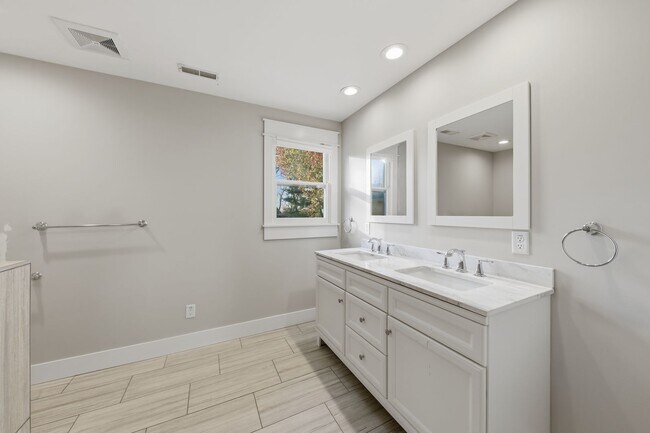 Building Photo - Large Ranch on Cul-de-sac