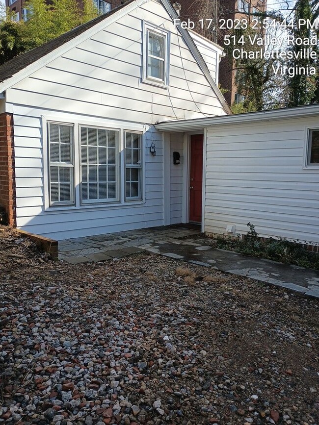 Building Photo - Backs up to the UVA south lawn section of ...