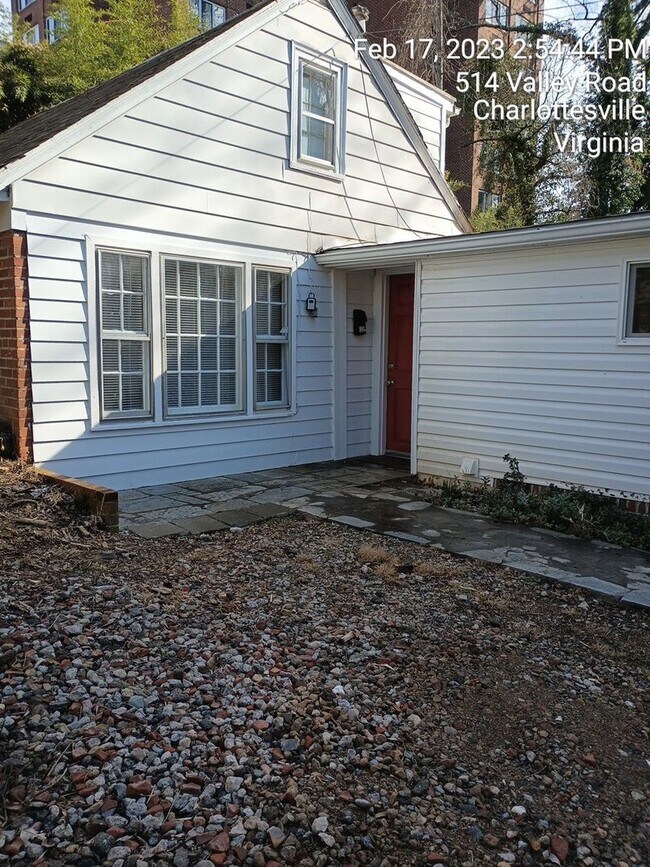 Building Photo - Backs up to the UVA south lawn section of campus 1 bdrm  1 bath 514 Valley Rd B Fully Furnished I...