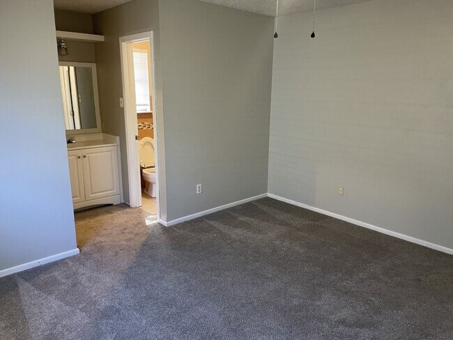 Building Photo - Breathtaking Spacious Four Bedroom Home Lo...