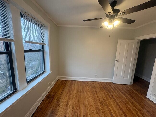 Building Photo - 7004 N Paulina St