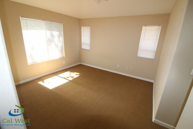 Building Photo - 390 Oleander Dr