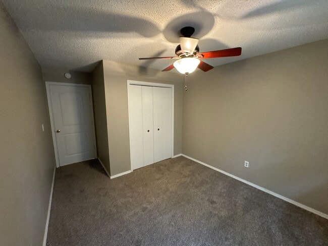 Building Photo - 3 Bedroom! 2 Baths! 2 Car Garage!  Kickapo...