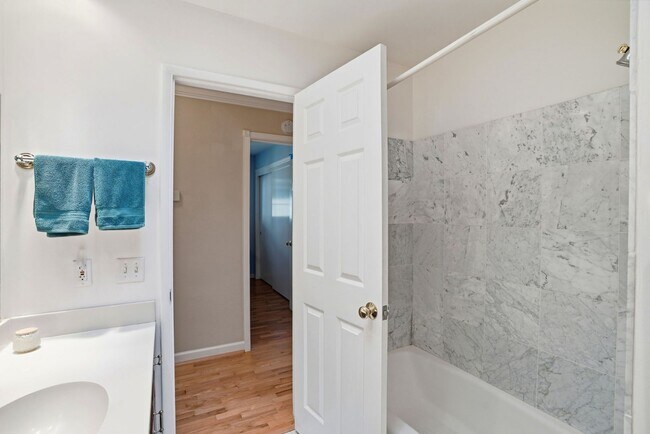 Building Photo - Lovely Monterey Single Family Home in the Mar Vista Neighborhood! (UNFURNISHED)