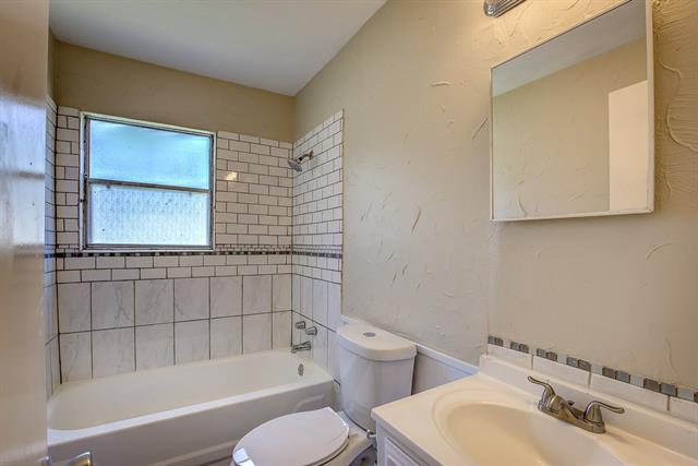 Building Photo - 820 Collin Dr