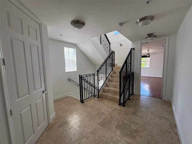 Building Photo - 2515 NE 18th St