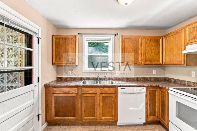 Building Photo - 121 Lyndhurst Dr