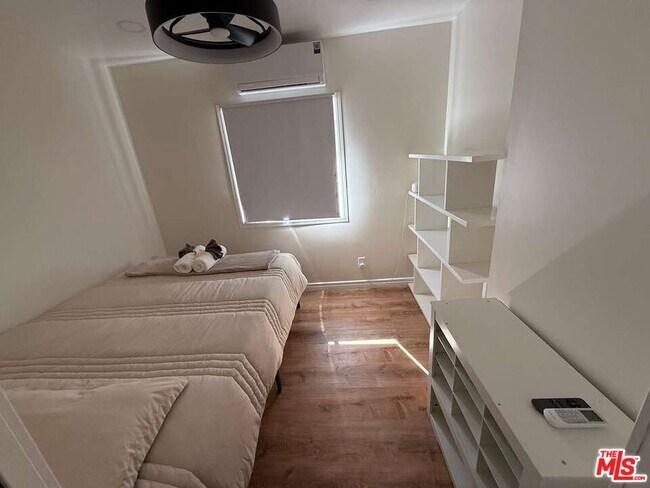 Building Photo - 1153 W 2nd St