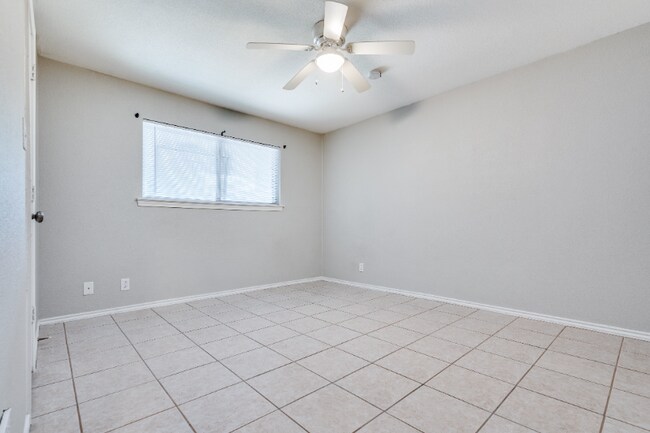 Building Photo - 2820 Clear Springs Dr