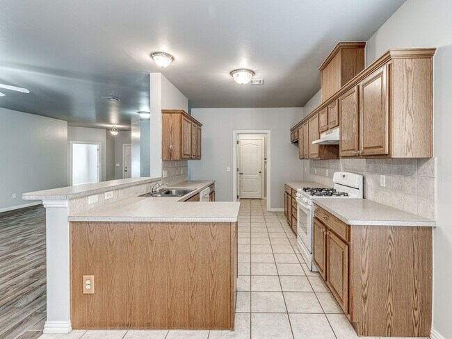 Building Photo - Well kept home in Edmond + 3 bedrooms + Office + Edmond Schools