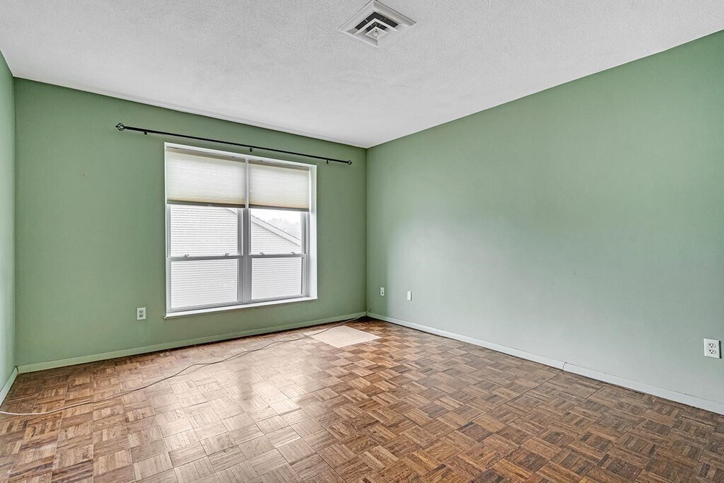 Building Photo - 405 Langley Rd