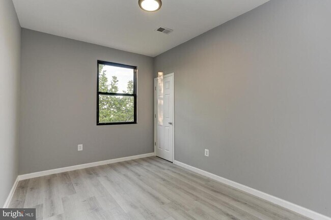 Building Photo - 400 S Highland Ave