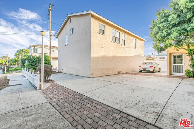 Building Photo - 1352 Ocean Park Blvd