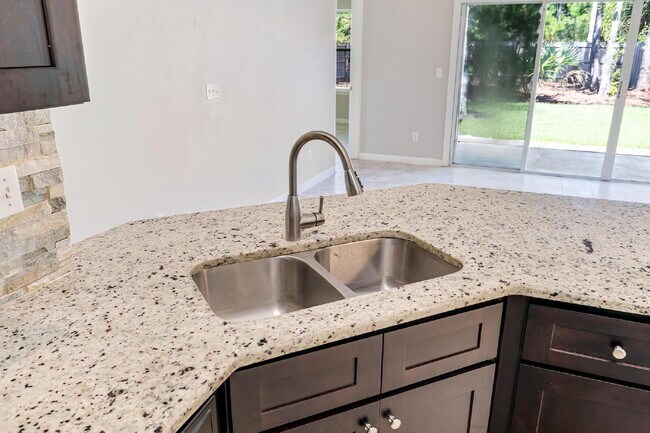 Building Photo - "Spacious 3-Bedroom Home with 2 Full Baths in the Heart of Palm Coast!"