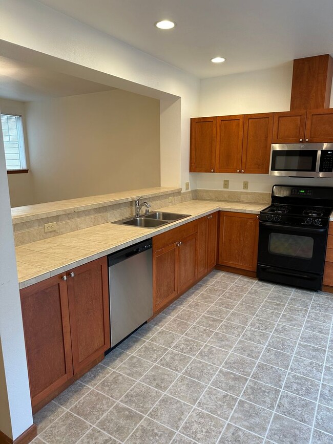 Building Photo - Charming 3 Bed 2.5 Bath Townhome $$2,850/m...