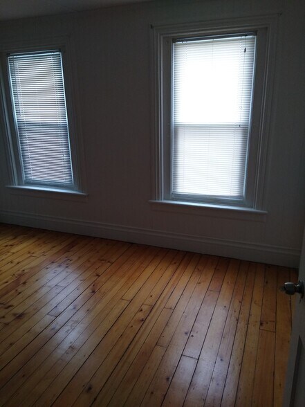 Building Photo - 913 Kellogg Ave