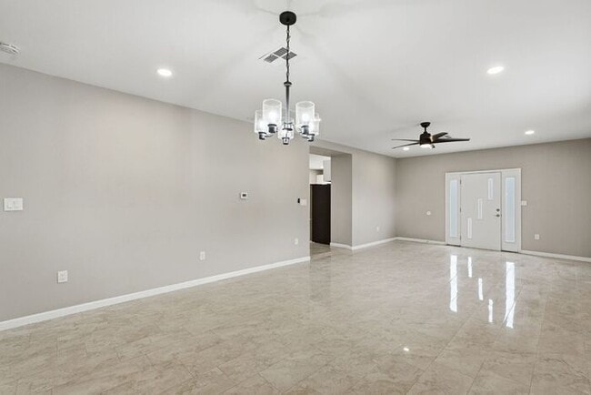 Building Photo - Bright, Fresh & Pet-Friendly — 3BR Retreat Minutes from U of A