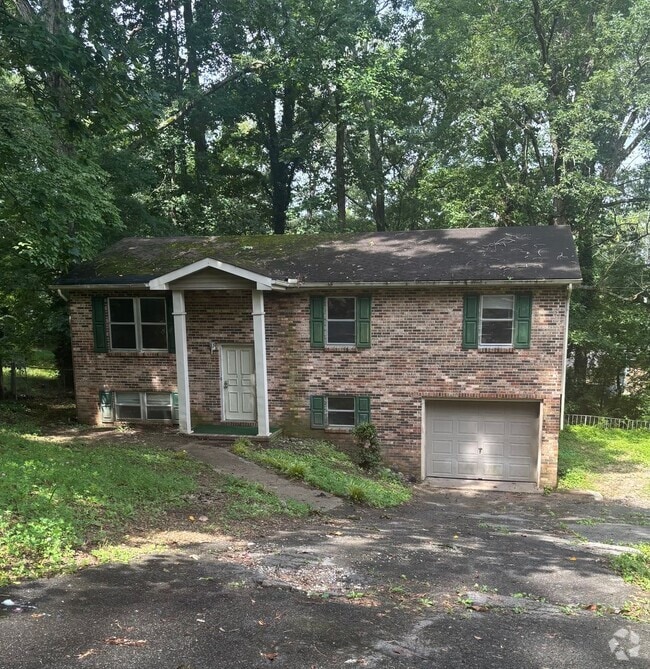 Building Photo - Spacious two story home in East Ridge