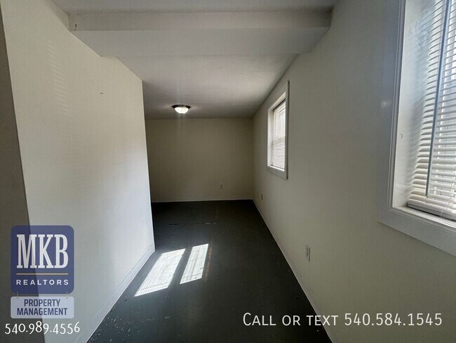 Building Photo - 4706 Casper Dr NE