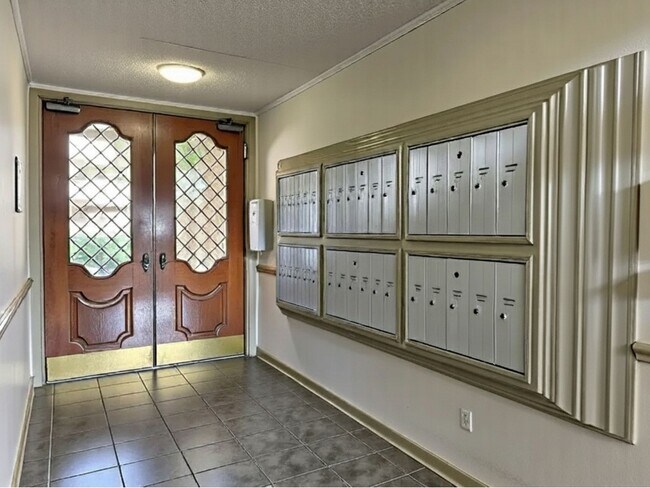 Building Photo - 2822 Briarhurst Dr