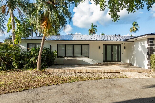 Building Photo - 1141 N North Lake Dr