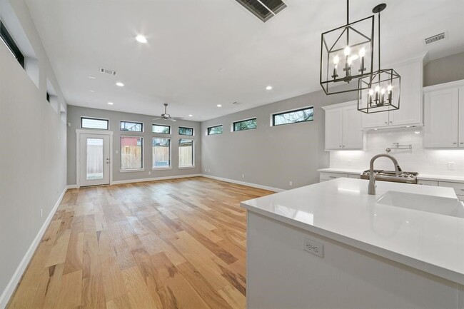 Building Photo - 1121 E 27th St