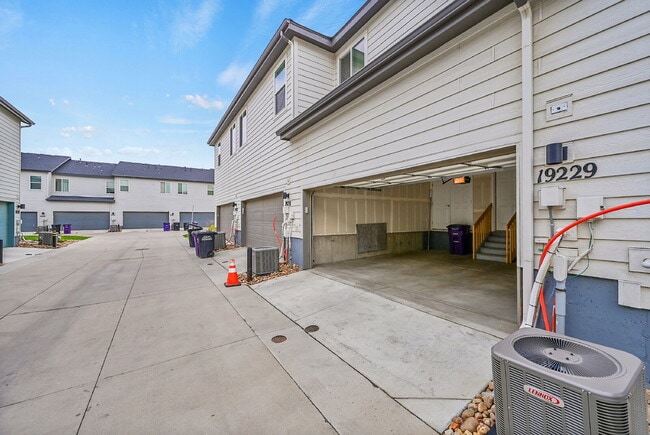 Building Photo - $2,495.00, 2 bed, 2.5 bath located in Denver